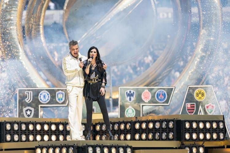 Laura Pausini e Robbie Williams live con 'Desire' alla chiusura del Mondiale per Club