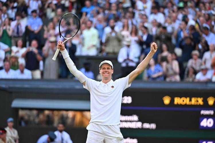 Sinner, il ritorno sul campo di Wimbledon per una foto speciale che omaggia l'Italia