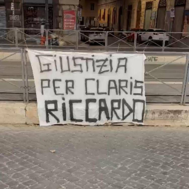 Lo striscione per Riccardo Claris