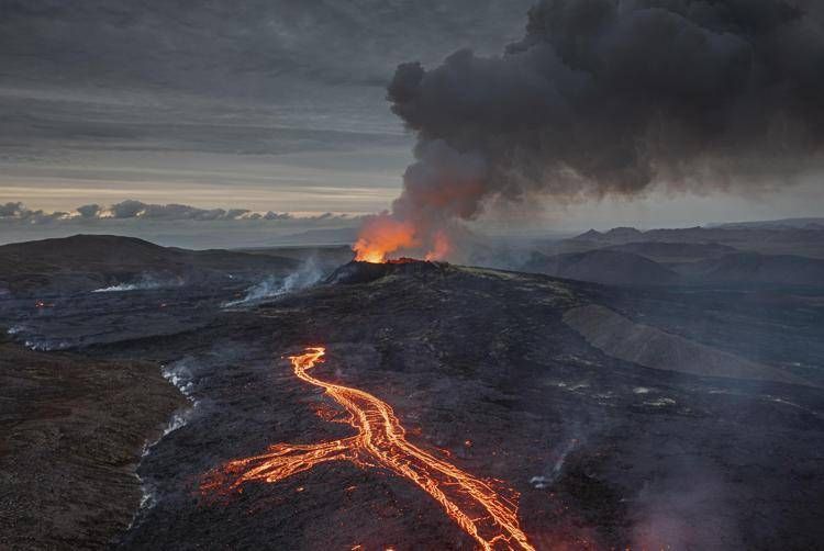 Islanda, erutta vulcano Sundhnukur: evacuati abitanti Grindavik dopo 130 scosse sismiche