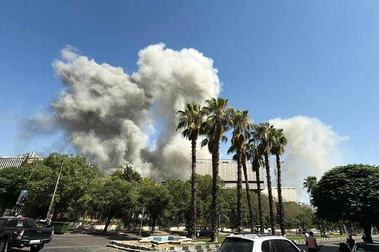 Israele attacca la Siria, colpito palazzo presidenziale a Damasco. Netanyahu: "Raid per salvare fratelli drusi"