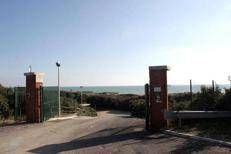 Uno degli ingressi alla spiaggia libera di Ostia - Ipa