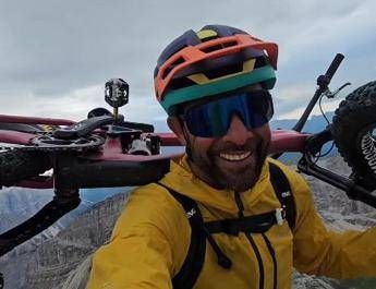 Biker estremo star dei social precipita per 200 metri, trovato morto Andreas Tonel
