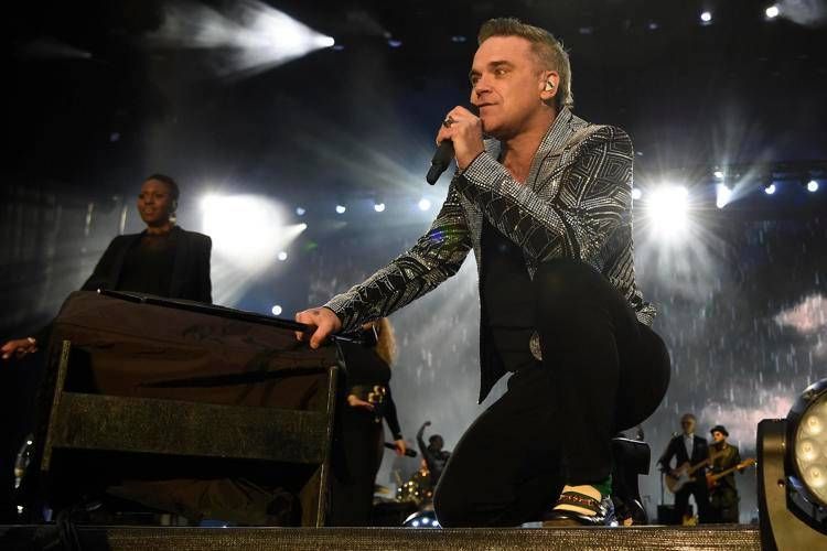 Robbie Williams e lo sfogo sulla malattia dei genitori: "Non sono pronto per questo"