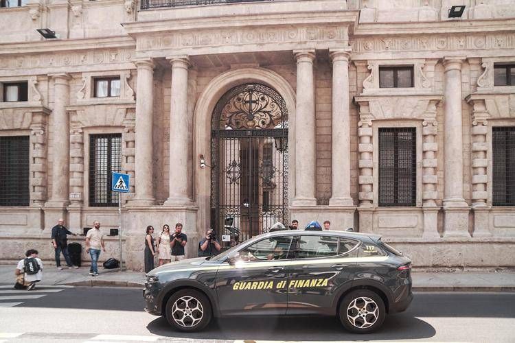 Milano, Guardia di Finanza davanti a Palazzo Marino - Fotogramma /Ipa
