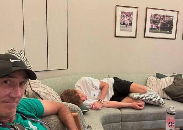 La pennichella di Jannik Sinner - (Foto dal profilo Instagram di Cahill)