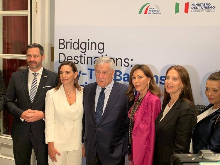 Il vicepremier Antonio Tajani e il  ministro del Turismo Daniela Santanchè con i ministri dei Balcani al 1 forum turismo Italia-Balcani a Roma
