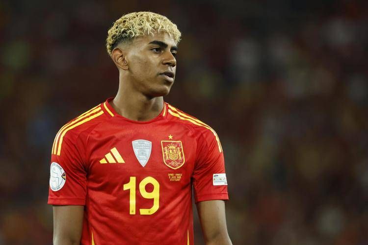 Yamal e la festa con persone affette da nanismo, padre lo difende: "È solo invidia"