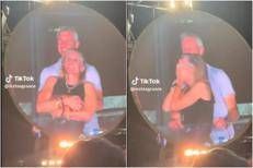La coppia 'pizzicata' dalla kiss cam al concerto dei Coldplay