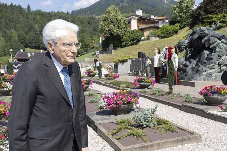 Mattarella: "Contro attese dell'umanità sparare su luoghi di preghiera e dove si distribuisce acqua"