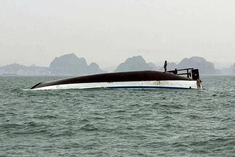 L'imbarcazione capovolta ad Ha Long - Afp