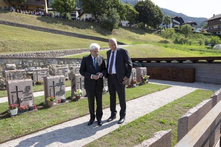 Sergio Mattarella presso il monumento commemorativo delle vittime della Val di Stava (Foto Quirinale)