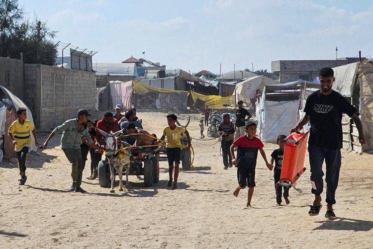 Palestinesi a Rafah (Afp)