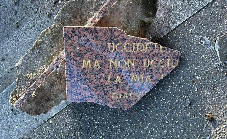 La lapide a Matteotti vandalizzata - Foto postata su X da Antonio Tajani