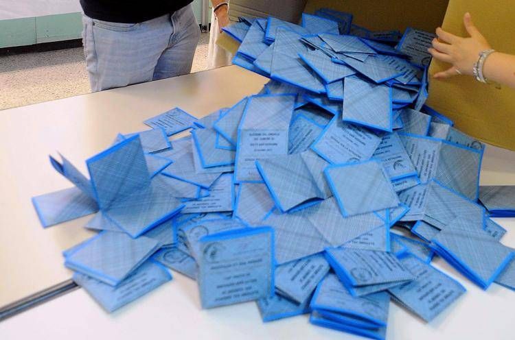 Sondaggio politico, Fratelli d'Italia e Pd in calo