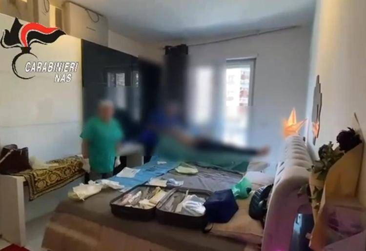 Medico sorpreso a operare in casa 