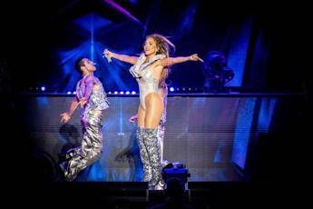 'I love Italy!', Jennifer Lopez sventola il Tricolore sul palco di Luc