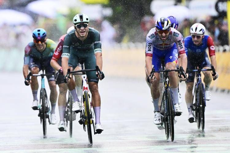 Tour de France, Milan vince a Valence. Pogacar ancora in giallo