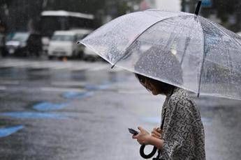 Donna con l'ombrello (Fotogramma/Ipa)