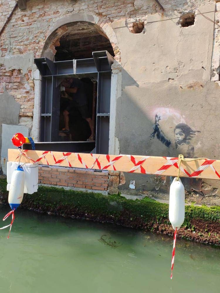 Banca Ifis salva 'The Migrant Child' di Banksy a Venezia