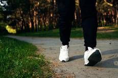 Una persona cammina nel parco - (Immagine X)