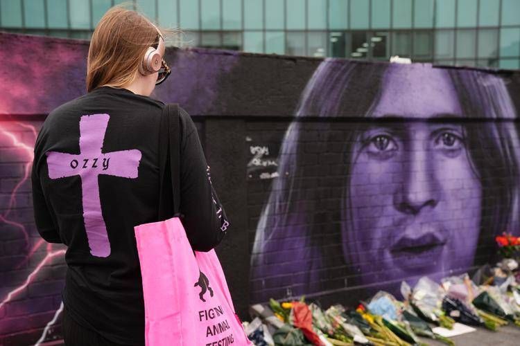 Una fan a Birmingham rende omaggio a Ozzy Osbourne (Ipa-Fotogramma)