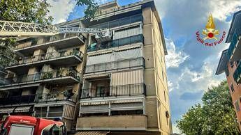 Torino, esplosione in condominio a Collegno: due feriti, evacuata la palazzi
