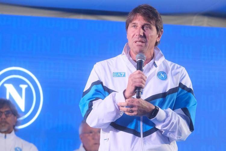 Piove sul ritiro del Napoli, tifosi furiosi: "Dov'è Conte?"