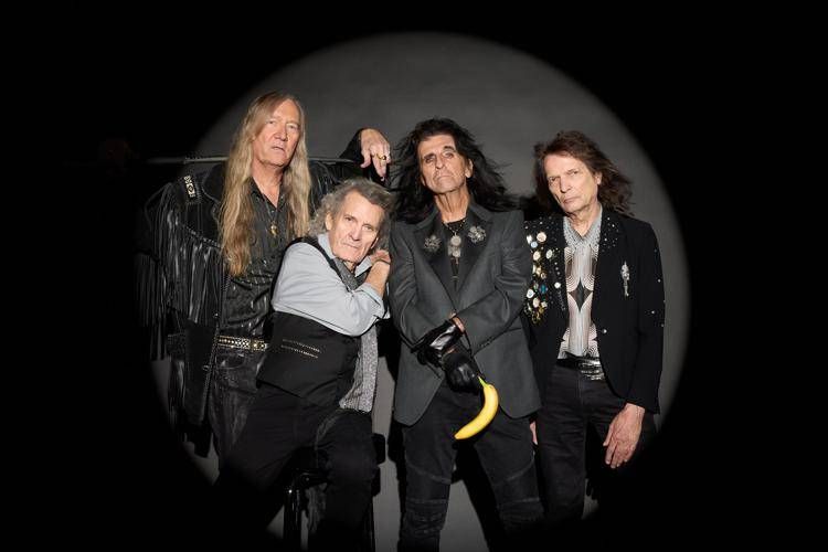 Alice Cooper con la band storica (foto Jenny Risher)