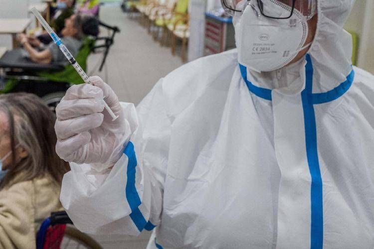 Medico con dose vaccino Pfizer (Fotogramma)