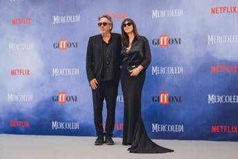 Tim Burton incanta Giffoni Film Festival. A sorpresa arriva Monica Bellucci