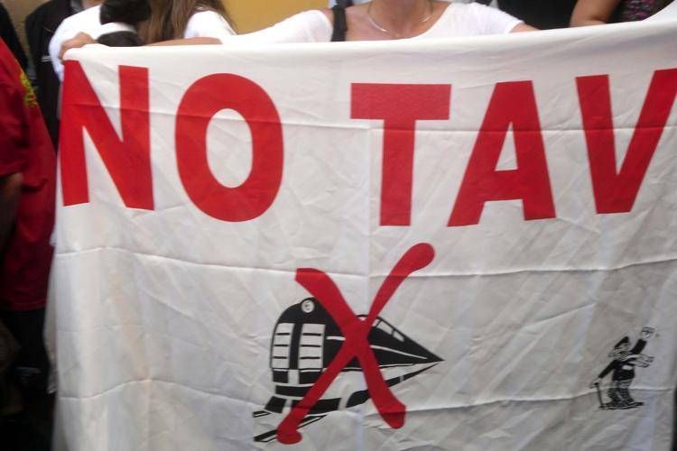 Manifestanti No Tav bloccano autostrada, chiusa la Torino-Bardonecchia