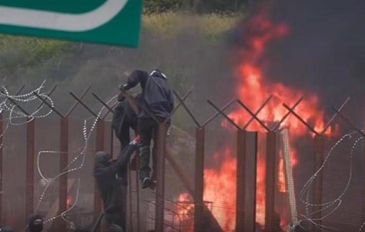 No Tav bloccano la Torino-Bardonecchia, tensioni con polizia. Meloni: "Atti indegni di Paese civile"