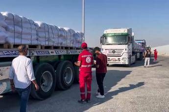 Gaza, oggi tregua umanitaria di 10 ore. Camion di aiuti entrano dall'Egit