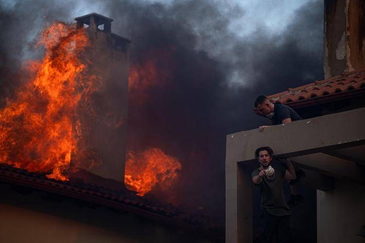 Grecia, ancora incendi ed evacuazioni: situazione critica a Eubea, Kythira e Creta