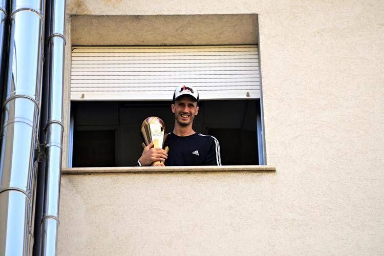 Polonara e la battaglia contro la leucemia: "Mia figlia ha capito perché mi cadono i capelli"