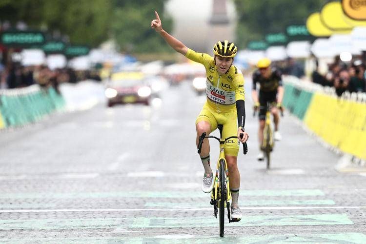 Tour de France, Pogacar trionfa ma Van Aert gli toglie ultima tappa