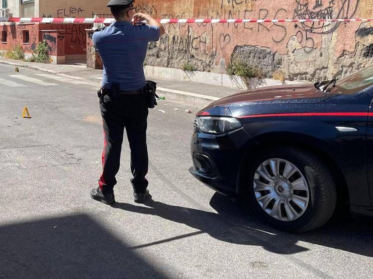 Roma, spari da un'auto in corsa ad Acilia: ferita una ragazza di 19 anni affacciata alla finestra