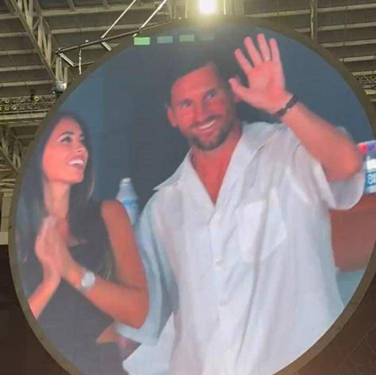 La kiss cam dei Coldplay 'becca' Messi, stavolta niente guai