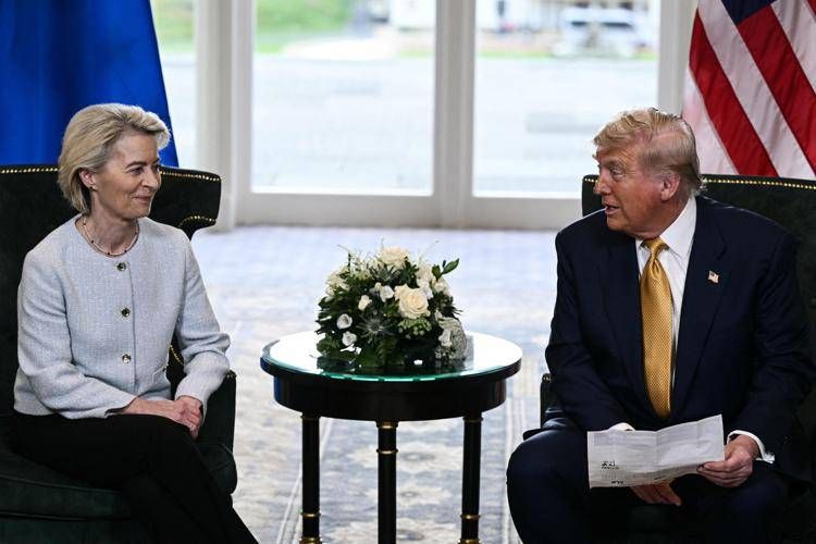 von der Leyen e la 'tattica dell'opossum' con Trump: gesti e sguardi, l'analisi
