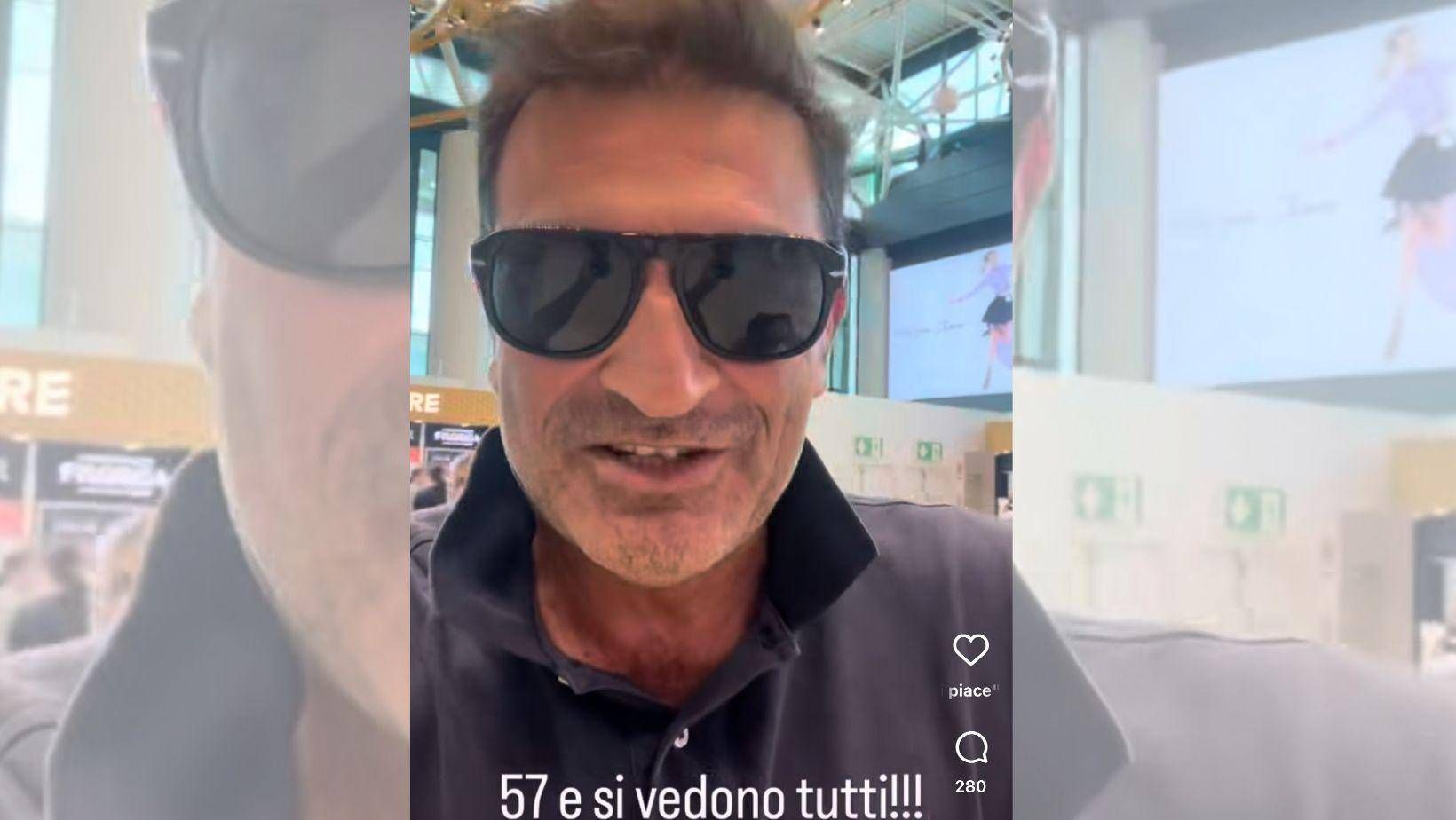 Max Giusti festeggia il compleanno in aeroporto: "Prometto di non vestirmi più come nel '92"