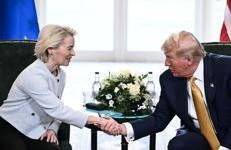 La stretta di mano tra von der Leyen e Trump