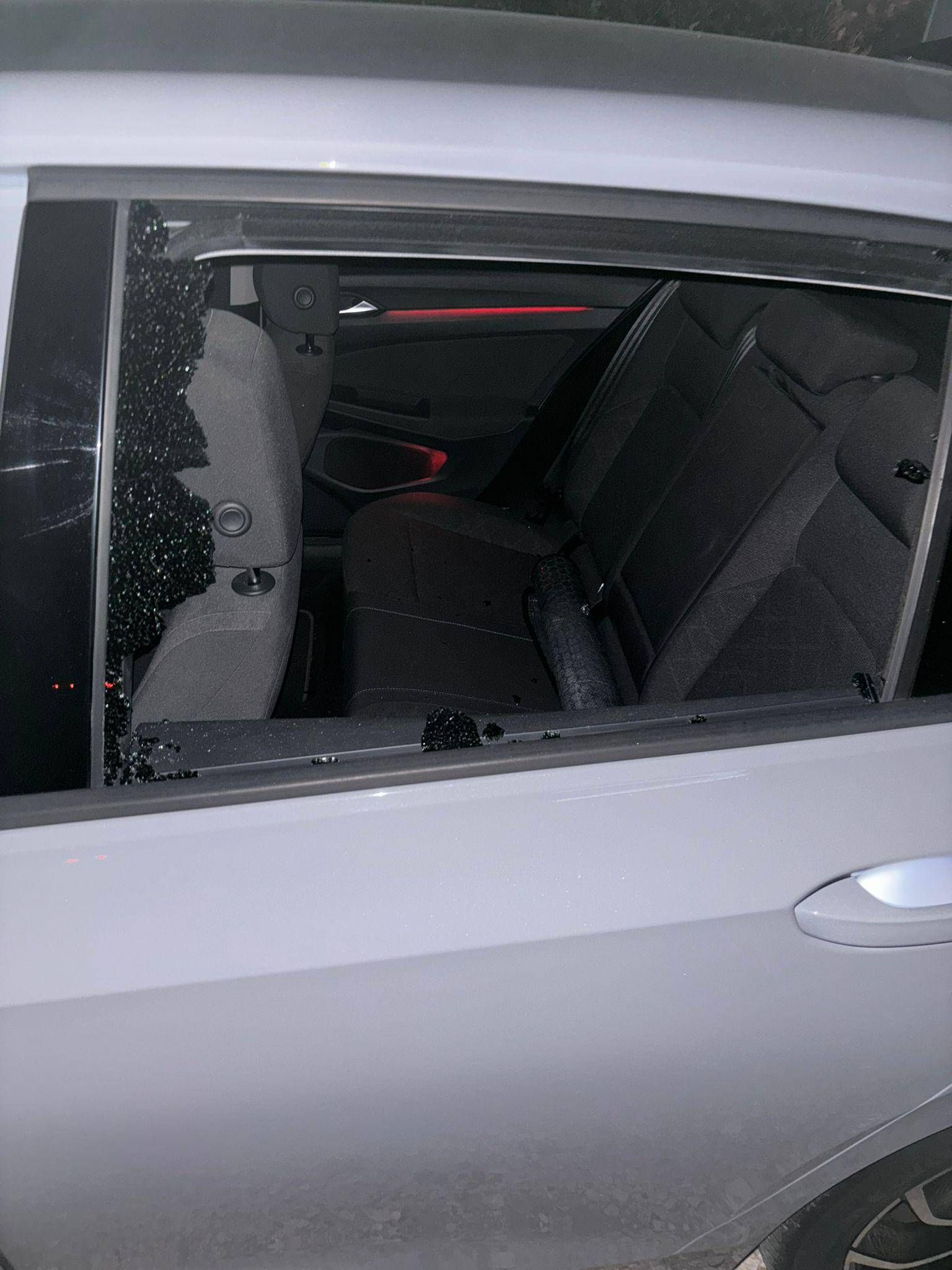 Ai Cancelli di Ostia finestrini distrutti e auto razziate, ladri (ancora) in azione al ‘Mare di Roma’