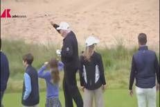 Trump, la danza in Scozia e i complimenti ai media - Video