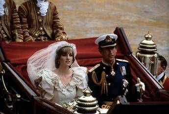Carlo e Diana sposi 44 anni fa, ecco come la regina Elisabetta cercò di salvare la copp