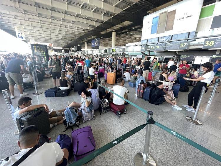 Catania, incendio nei pressi dell'aeroporto: stop ai voli
