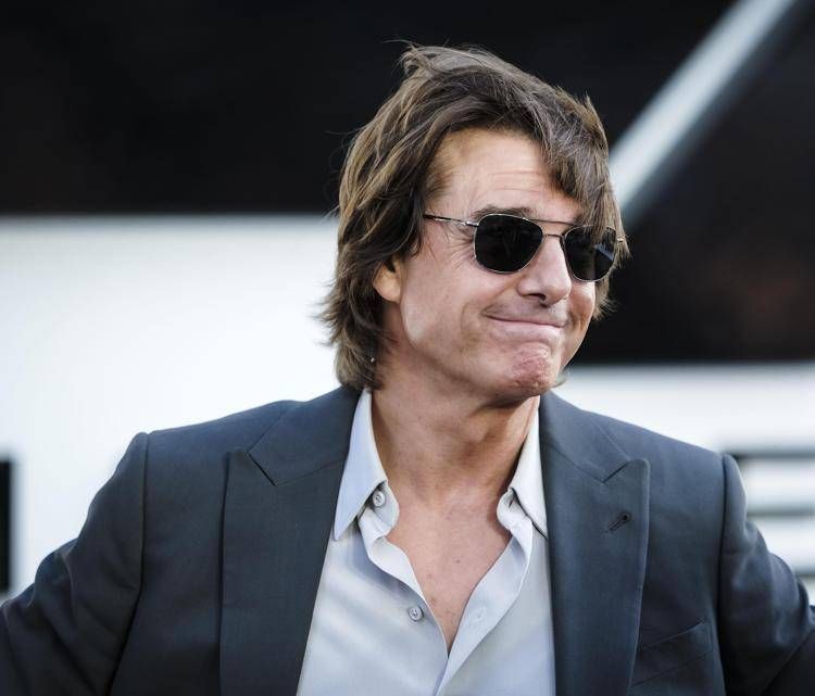 Tom Cruise e Ana de Armas insieme, 'beccati' mano nella mano