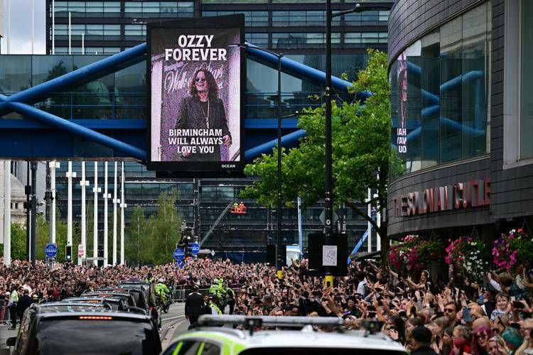 Ozzy Osbourne, in migliaia a Birmingham per l'ultimo saluto sulle note di 'Iron man'