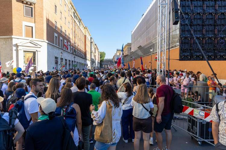 Giubileo giovani, in 70mila da tutta Italia in piazza S. Pietro: stasera preghiera con Zuppi