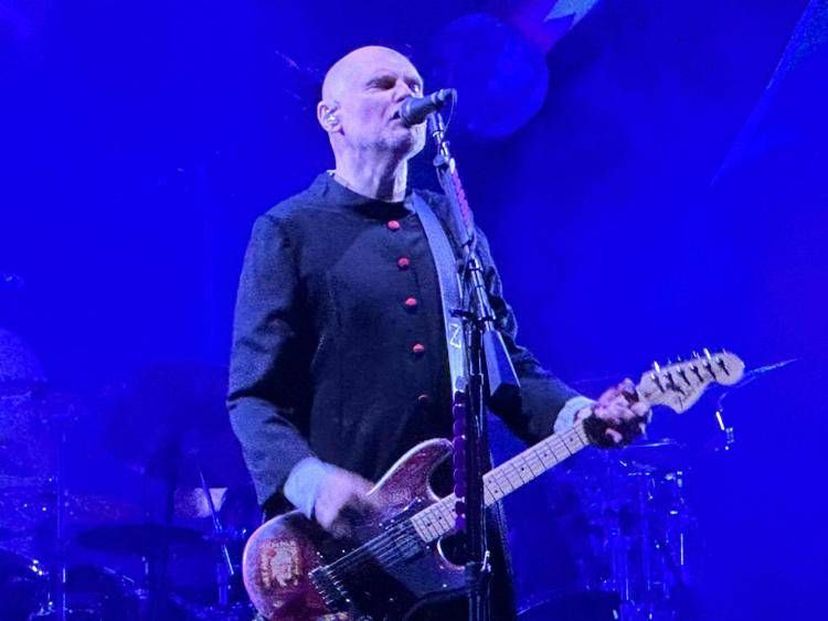 Billy Corgan degli Smashing Pumpkins sul palco a Milano (AdnKronos)